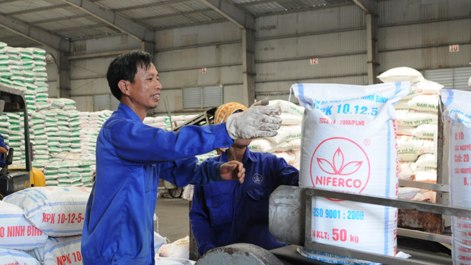 Các DN phân bón kiến nghị nên tính thuế VAT 0%, thay vì “không chịu thuế” để cả DN và nông dân được lợi. Ảnh: Thái Nguyên