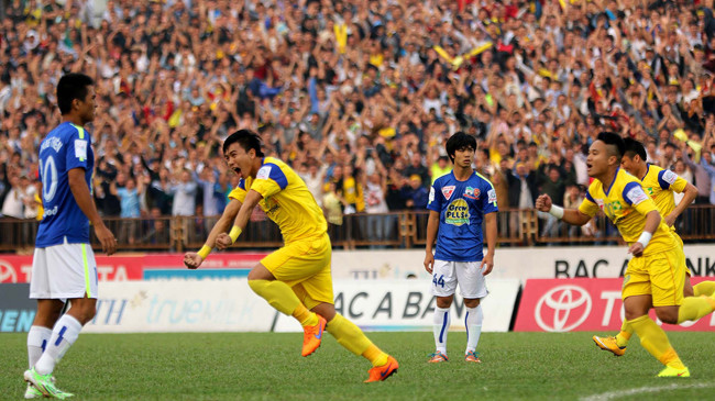 Mạnh Hùng ăn mừng bàn thắng mở tỷ số cho SLNA trong trận tiếp HAGL trên sân Vinh. Ảnh: VSI