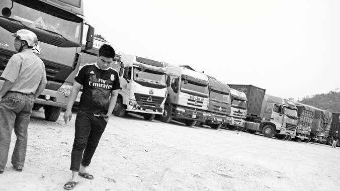 Hàng trăm xe hàng nông sản xuất sang Trung Quốc đang bị tắc ở các Bản Vược, lối mở Bản Quẩn (Lào Cai). Ảnh: Hoàng Sinh