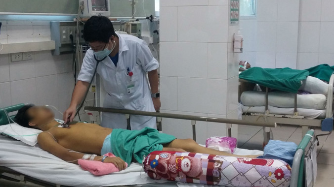 Bệnh nhân N.V.T bị hôn mê đang được điều trị tại BV Bệnh Nhiệt đới T.Ư. Ảnh: T.Hà