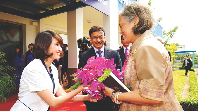 Chủ tịch JV Raman và Phó Chủ tịch Nhân sự Nguyễn Tâm Trang của Unilever VN chào đón Công chúa