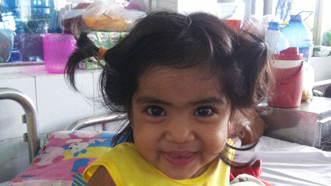 Bé Xà Phia mắc căn bệnh hiếm khi có 4 quả thận, đang điều trị tại Bệnh viện Nhi Đồng 1
