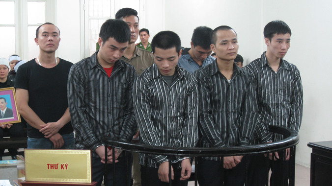 Nhóm bị cáo trong phiên xử ngày 16/3. Ảnh: BH