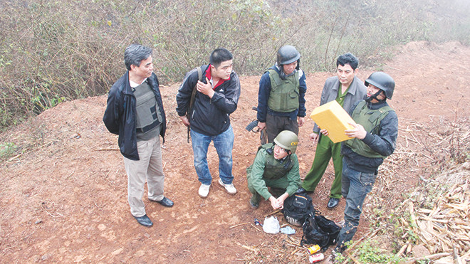 Đại tá Lê Minh Loan (thứ 2 từ phải qua) tại hiện trường đấu súng với băng nhóm ma túy ngày 7/3/2015, tiêu diệt 1 đối tượng, thu 40 bánh heroin