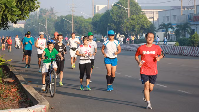 Thành viên SRC tập chạy xung quanh Khu chế xuất Tân Thuận, quận 7, TPHCM