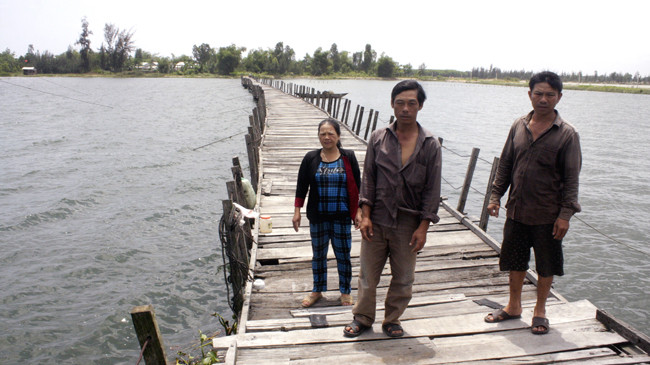 Các nhà đầu tư chân đất vay tiền làm cầu phao để rồi mang nợ. Ảnh: Nguyễn Thành