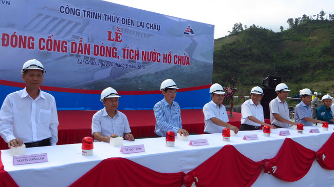 Các đại biểu ấn nút đóng cống dẫn dòng thủy điện Lai Châu
