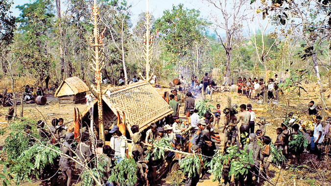 Lễ hội bỏ mả của người Ba Na. Ảnh: NSNA Trần Phong