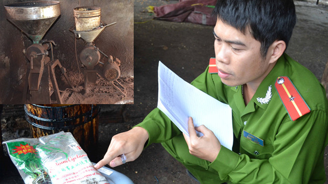 Những túi hóa chất không rõ nguồn gốc (ảnh lớn). Bột cà phê được tuồn từ máy xuống nền nhà (ảnh nhỏ)