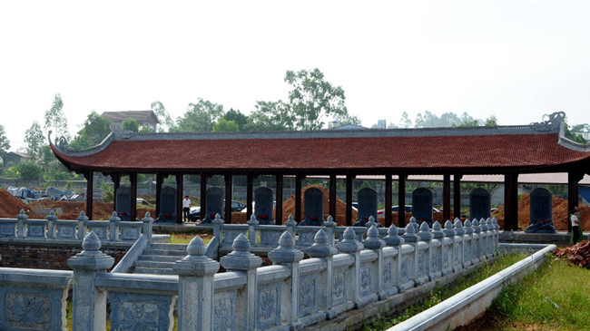 Hồ Thiên Quang và nhà bia Tiến sỹ ở Văn Miếu - Vĩnh Phúc. Ảnh: L.H