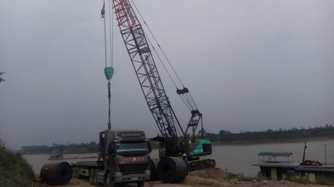 Xe quá tải hoạt động tại bến Lời. Ảnh: Minh Đức