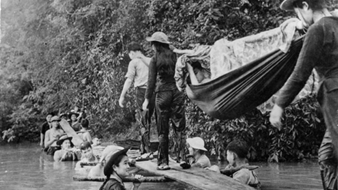 Đại đội TNXP 20/12 miền Nam lấy thân mình làm trụ cầu để đồng đội tải thương binh. Ảnh tư liệu Bảo tàng Lịch sử Quốc gia