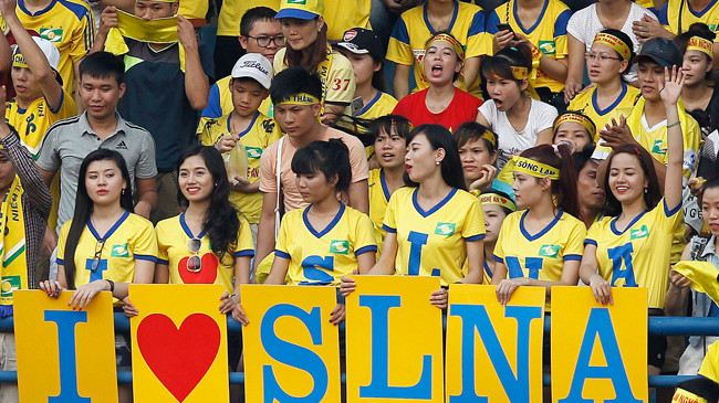 Hình ảnh CĐV SLNA phủ kín sân cỏ cả nước dần biến mất theo những trận đấu bị đặt dấu hỏi của SLNA về cuối mùa giải. Ảnh: VSI