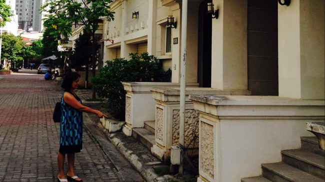 Nhiều căn biệt thự đã không còn vỉa hè. Ảnh: Hà Anh