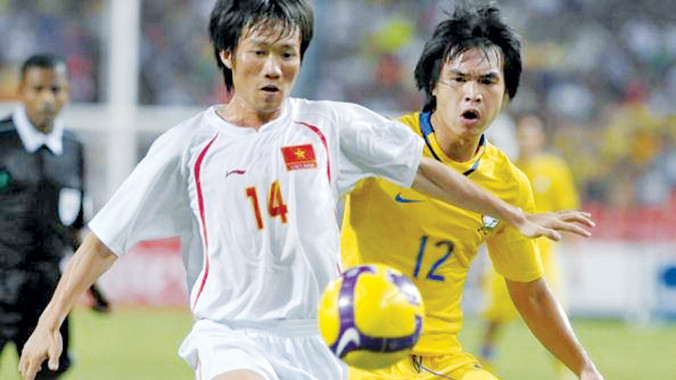 Việt Nam (trắng) đối diện đầy thử thách với Thái Lan