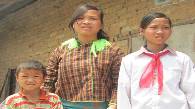 Lương Thị Khăm (giữa) cùng các em