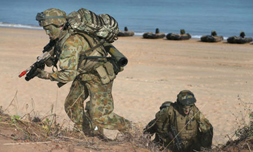 Binh sĩ Australia thực hiện khoa mục đổ bộ đường biển. 
