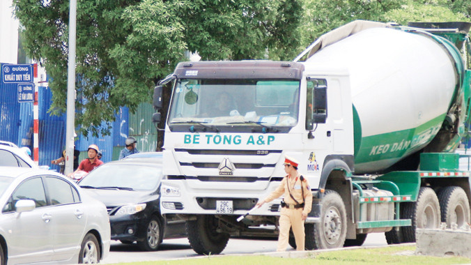 Đi vào đường cấm, giờ cấm nhưng sáng 18/6, khi được phóng viên đề nghị, CSGT tại chốt Lê Văn Lương - Khuất Duy Tiến mới ra dừng xe. Nhưng khi cán bộ này ra, tài xế xe tải 29C-49619 (thương hiệu Bê tông A&P) đã không dừng mà cho xe chạy tiếp. Ảnh: Lê Hoa