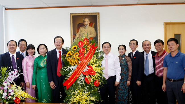 Đoàn đại biểu Quốc hội TPHCM đến thăm và chúc mừng báo Tiền Phong. Ảnh: Như Ý