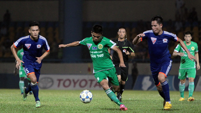 Đội cuối bảng Cần Thơ (giữa) khiến HLV Đinh Cao Nghĩa của Quảng Ninh phải từ chức sau chiến thắng 3-0 ngay trên sân đối phương. Ảnh: VSI