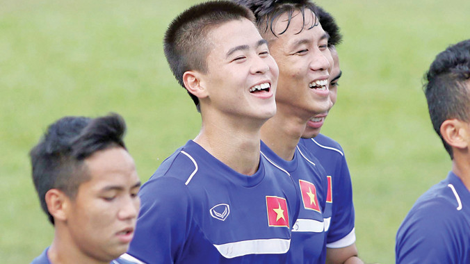 Các cầu thủ luôn tỏ ra vui vẻ trong buổi tập cuối cùng trước trận khai màn SEA Games 28. Ảnh: VSI 