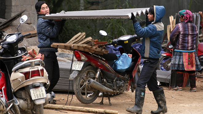 Tấm lợp fibro xi măng vẫn đang gây tranh cãi về mức độ độc hại đến con người. Ảnh: Như ý