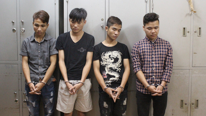 Cường (bìa phải) cùng đồng bọn. Ảnh: T.N