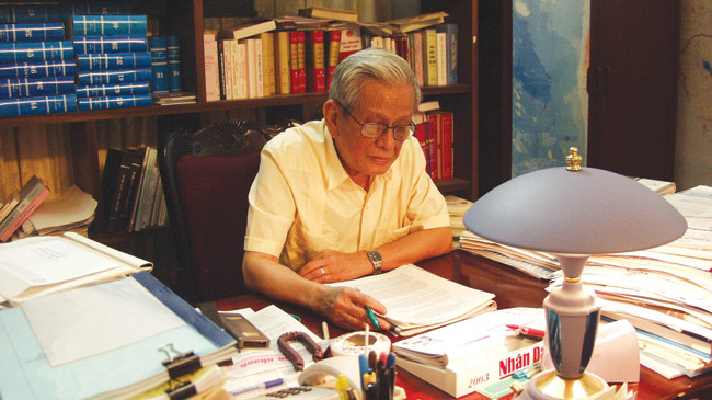 Nhà báo Hữu Thọ làm việc tại tư gia. Ảnh: Hồng Vĩnh
