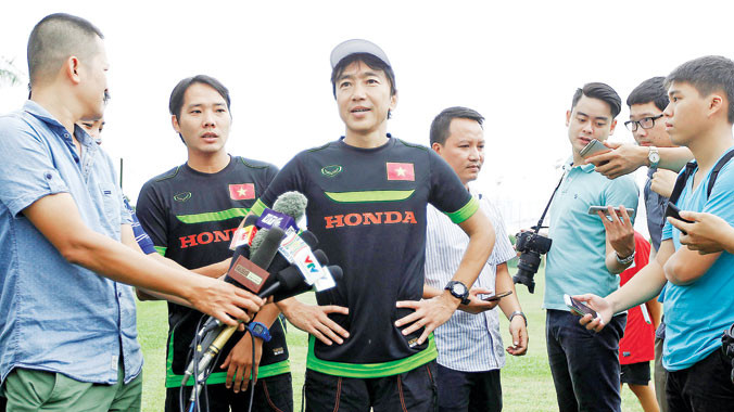 HLV Miura (giữa) đã mang lại không ít biến chuyển và thành tích cho các ĐTQG kể từ khi ký hợp đồng với VFF đầu năm ngoái. Ảnh: VSI