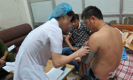 Nhà báo Nguyễn Ngọc Quang bị côn đồ chém thương tích. Ảnh: Dân Trí