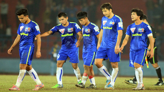 Các cầu thủ HAGL buồn bã sau trận thua thứ ba liên tiếp. Ảnh: VSI