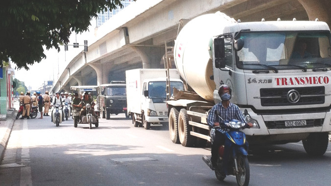 Sáng 19/6, tổ CSGT tại ngã tư Phạm Hùng - đường vào khu đô thị Nam Trung Yên, đã "bỏ lọt" nhiều xe tải đi vào đường cấm. Ảnh: A.T