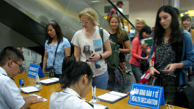 Hành khách đến từ Hàn Quốc chiều 3/6 đang làm tờ khai y tế tại sân bay Nội Bài (Hà Nội). Ảnh: Anh Tuấn