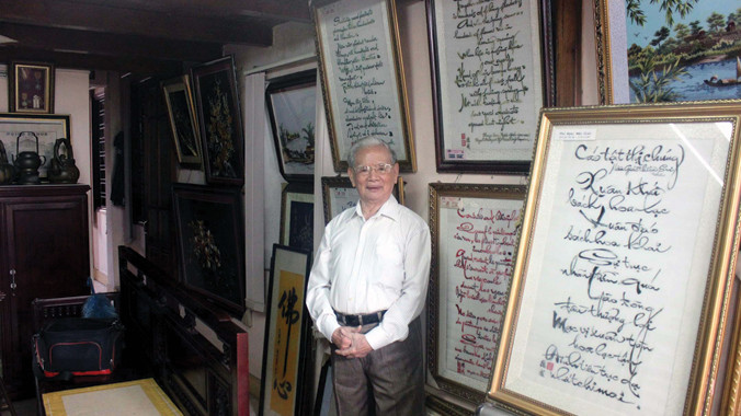 Cạnh bộ tranh thêu Cáo Tật Thị Chúng của Mãn Giác Thiền sư được GUINNESS Việt Nam công nhận là bộ tranh được thêu bằng nhiều ngôn ngữ nhất.