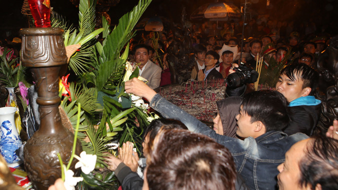 Cướp lộc náo loạn Đền Trần sau lễ khai ấn. Ảnh: Như Ý