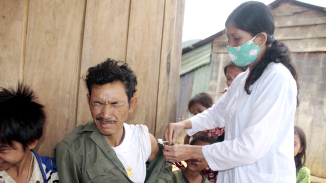 Ông Hồ Văn Tý lần đầu tiên trong đời đâm kim tiêm vào người 