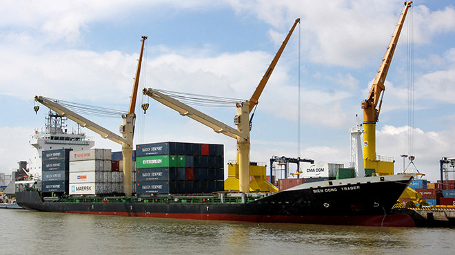 Doanh nghiệp chịu chi phí sản xuất cao vì giá xăng giảm chậm. Ảnh: Hồng Vĩnh