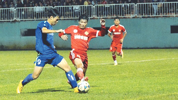 Hoàng Anh Gia Lai (xanh) đang tụt sâu trên bảng xếp hạng