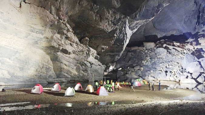 Ê kíp chương trình dựng lán ngủ lại trong hang Én.