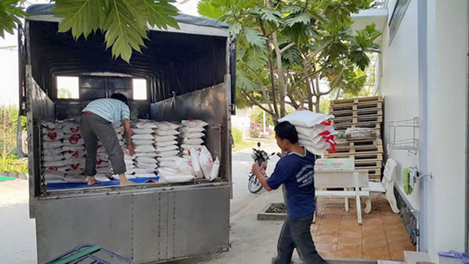 Chuẩn bị đem gạo Campuchia giao cho khách ở cửa hàng chị Tú