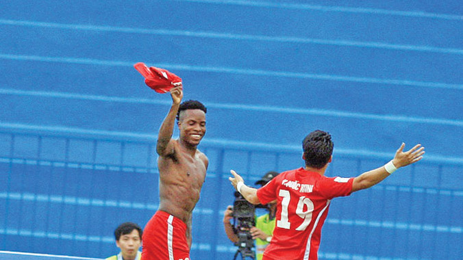 Cầu thủ ăn mừng bàn thắng trên sân thưa vắng khán giả khi V-League tiến gần đến ngày hạ màn. Ảnh: VSI