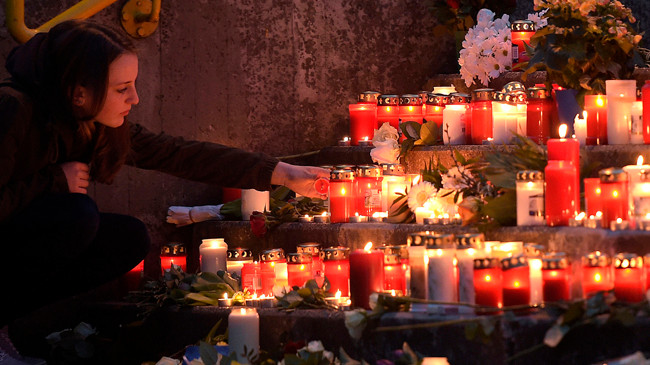 Thắp nến tưởng nhớ 16 học sinh lớp 10 trước Trường trung học Joseph Koenig (Đức). Ảnh: Getty Images