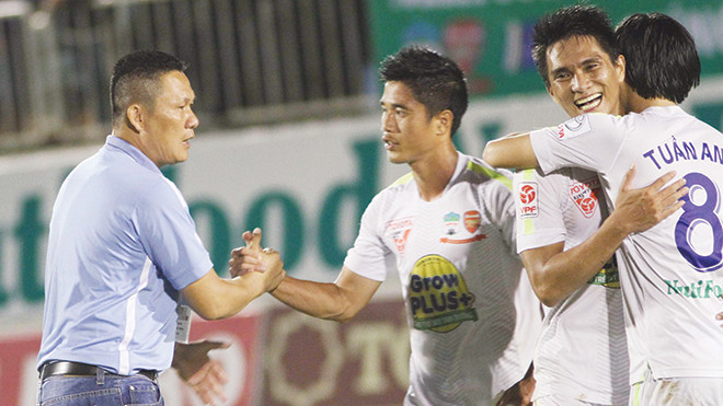 Thầy trò HAGL ăn mừng chiến thắng trước SLNA