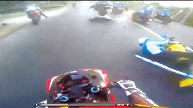 Hình ảnh chiếc xe phân khối lớn chạy tốc độ cao cán qua người ông Lìn Mã Sáng ảnh cắt từ clip