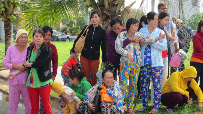 Đau thương chờ đón người thân. Ảnh: Kim Ngân