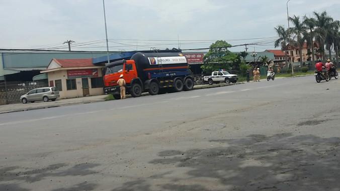 Tổ CSGT làm việc tại Cảng Vật Cách luôn có các thanh niên áo đen ở bên cạnh