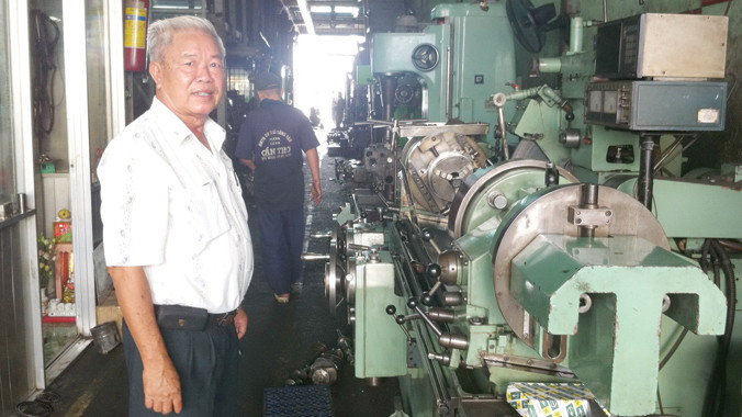 Xưởng cơ khí của ông Tăng Hồng hiện đại nhưng chật chội. Ảnh: Trường Ca