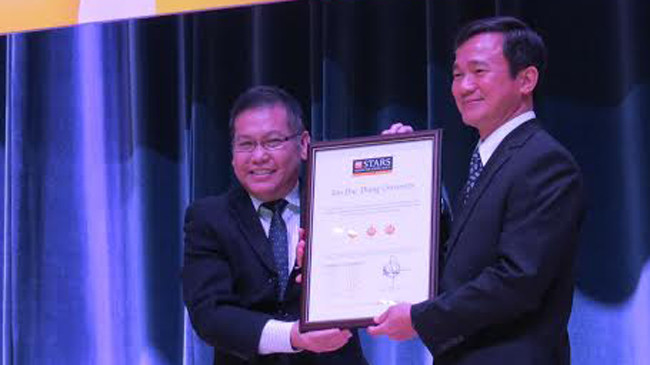 Ông Lê Vinh Danh (người bên phải), Hiệu trưởng ĐH Tôn Đức Thắng là người đầu tiên được trường này bổ nhiệm Giáo sư