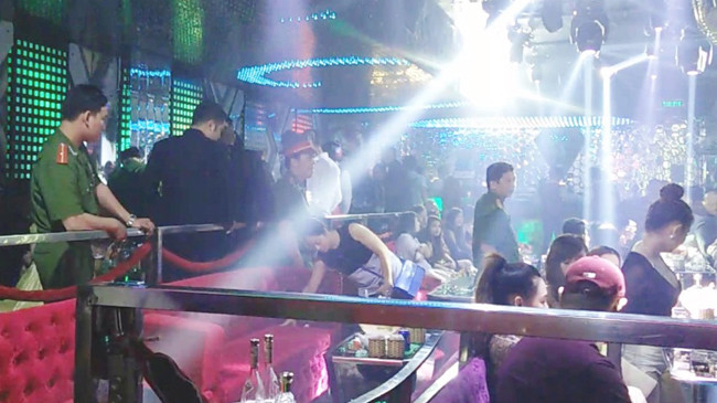 Lực lượng chức năng kiểm tra quán bar. Ảnh: CTV