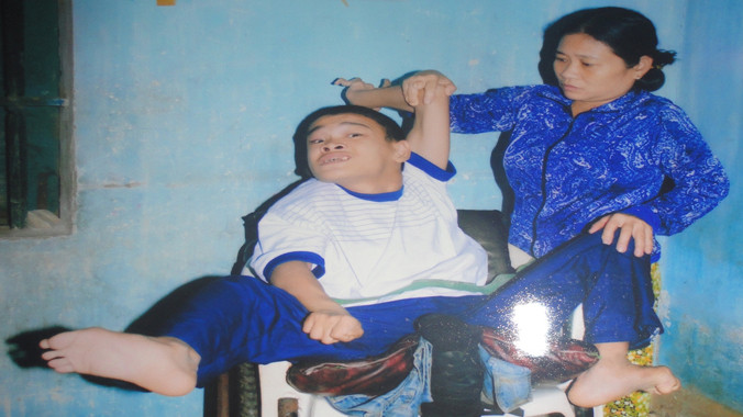 Mẹ anh Tín chăm sóc con